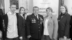 На церемонию награждения, которая прошла в камерном зале Новосибирской филармонии, Анатолий и Татьяна Золотухины приехали с младшими домочадцами. Фото: Андрей Заржецкий