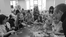 Хозяйка площадки ТОС «Добролюбовский» Валентина Чудеса возглавила самую детскую площадку: ребята учились делать из бумаги гвоздики и объемные открытки «Танк Победы». Валентина Николаевна с воодушевлением рассказывала и показывала, чем занимаются школьники: рисунки на тему войны и народного подвига, чтение патриотических стихов, Вахта Памяти. Детям искренне нравится быть частью и наследниками героической истории своих дедов и прадедов, своей страны. Фото: Юлия Назаренко