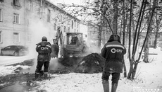 Если сети ремонтируются в период отопительного сезона, то затем выполняется временное благоустройство разрытых участков. Его главная задача — обеспечить безопасность граждан. К финальному благоустройству приступают с наступлением теплой сухой погоды. Фото: Андрей Заржецкий