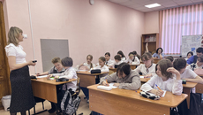 Организовать такой классный час в новосибирских школах помог департамент образования мэрии Новосибирска. Подобные классные часы пройдут и в других школах города: важно, чтобы дети не только попробовали свои силы на литературном поприще, но и ощутили причастность к доброму делу. Помните, мы рассказывали, что в одном из университетов мегаполиса в этом году тоже внедрили проект «Книга для Тёмы» в работу со студентами в рамках федеральной программы «Обучение служением». У школ свои цели и задачи. Фото: Алина Кухмарь