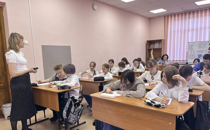 Организовать такой классный час в новосибирских школах помог департамент образования мэрии Новосибирска. Подобные классные часы пройдут и в других школах города: важно, чтобы дети не только попробовали свои силы на литературном поприще, но и ощутили причастность к доброму делу. Помните, мы рассказывали, что в одном из университетов мегаполиса в этом году тоже внедрили проект «Книга для Тёмы» в работу со студентами в рамках федеральной программы «Обучение служением». У школ свои цели и задачи. Фото: Алина Кухмарь