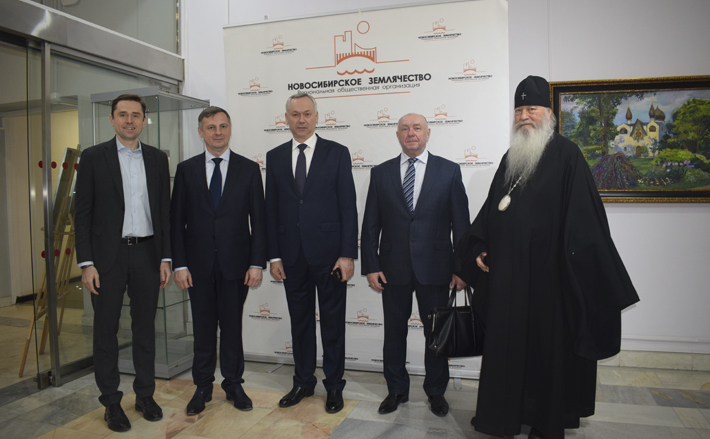 На встрече в Москве (слева направо): депутат Госдумы РФ Александр Аксёненко, председатель Новосибирского землячества Олег Шабуневич, губернатор Новосибирской области Андрей Травников, заместитель начальника Департамента по материально-техническому и медицинскому обеспечению МВД России генерал-майор внутренней службы Юрий Инстранкин, митрополит Тихон (Емельянов). Фото предоставлено Новосибирским землячеством