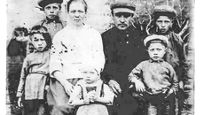 Елена Антоновна и Кондрат Леонтьевич (в центре) с детьми ориентировочно в 1937 году. Фото из семейного архива Комаровских