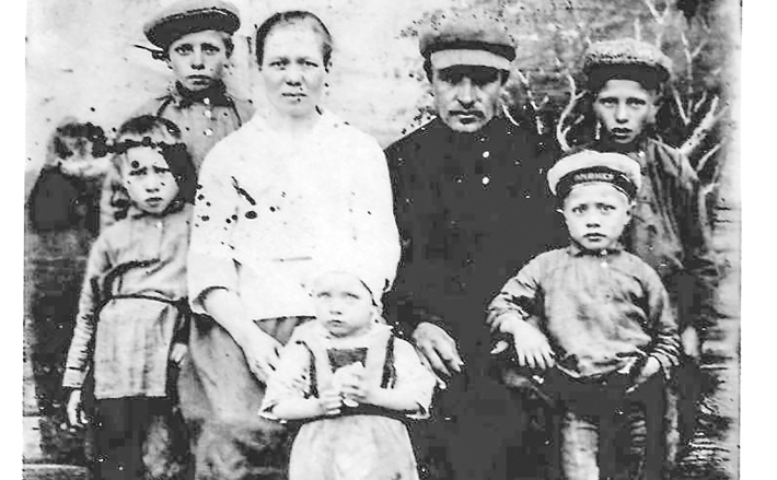 Елена Антоновна и Кондрат Леонтьевич (в центре) с детьми ориентировочно в 1937 году. Фото из семейного архива Комаровских