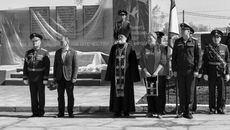 Горит частица Вечного огня в лампаде в руках у Светланы Заикиной, руководителя областного НФ. На лаконичном памятнике высечены силуэты взлетающих журавлей и более 30 фамилий павших героев. Фото предоставлено региональным исполкомом Народного фронта
