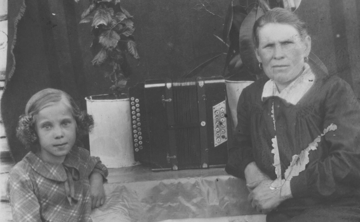 Справа — Акулина Николаевна Карпухина, жена погибшего.