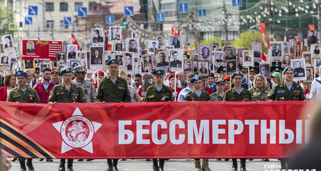 «Катюша» плыла над шествием «Бессмертного полка» несколько раз, а его строй исчислялся 150 тысячами. Фото: Андрей Заржецкий