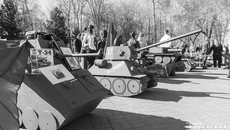 Участники конкурса представили свои работы на импровизированном «Параде Победы». Фото: Андрей Заржецкий