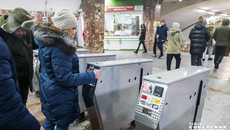 Счастливые обладатели социальной карты могут без ограничения пользоваться общественным транспортом Новосибирска за 270 рублей в месяц или использовать 30 поездок бесплатно. Фото: Андрей Заржецкий