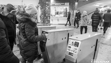 Счастливые обладатели социальной карты могут без ограничения пользоваться общественным транспортом Новосибирска за 270 рублей в месяц или использовать 30 поездок бесплатно. Фото: Андрей Заржецкий