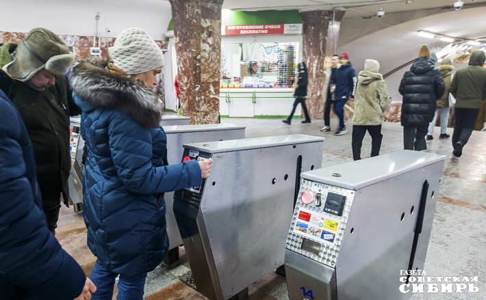 Счастливые обладатели социальной карты могут без ограничения пользоваться общественным транспортом Новосибирска за 270 рублей в месяц или использовать 30 поездок бесплатно. Фото: Андрей Заржецкий