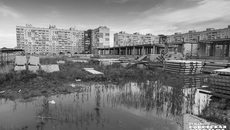 Заросшая бурьяном и подлежащая сносу недостроенная школа на Чистой Слободе. Фото: Андрей Заржецкий
