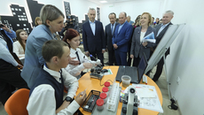 Глава региона оценил качество капремонта в Маслянинской средней школе № 3, а также возможности, созданные в Центре развития образования округа, открывшемся в январе 2025 года. Фото: nso.ru