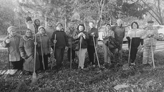 Члены ТОС «Звездный» в Калининском районе Новосибирска всегда дружно выходят на субботники. Фото предоставлено Михаилом Фроловым