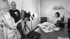 Мария Лебедь сама с удовольствием сфотографировалась с нашими архивными подшивками 1940-х и талисманом редакции — «допотопным» ундервудом, на нем работали поколения мэтров «Советской Сибири». Сергей Хмелевский обучает главреда газеты управлять восхитительным процессом съемки. Фото: Анна Швагирь