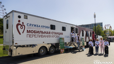 На Михайловской набережной разместилась мобильная станция переливания крови — здесь можно было не только вступить в федеральный регистр доноров костного мозга, но и просто сдать кровь. Желающих нашлось немало. Фото: Андрей Заржецкий