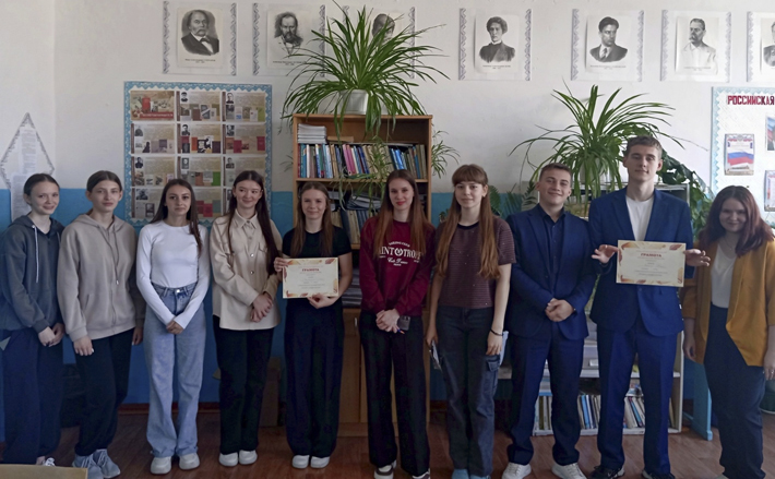 В напряженной борьбе победу одержала команда «Борщ», показав глубокое понимание не только сюжетных линий, но и кулинарных особенностей русской классики. Фото: vk.com/bagan_nso