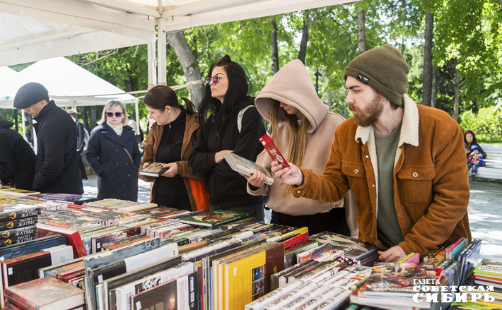 В Первомайском сквере бойко шла торговля: новую книгу Гузель Яхиной можно было купить за 1300 рублей, роман Захара Прилепина подороже — 1500. Недалеко от них, почти в те же деньги оцененный, пылился томик «Атлант расправил плечи» — его почему-то никто в руки не брал. Фото: Андрей Заржецкий