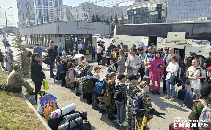 Многие юные новосибирцы традиционно выбирают этим летом загородный отдых в большой компании сверстников — летние лагеря ждут детей, и иногда даже не на одну, а на несколько смен поряд. Фото: Андрей Заржецкий