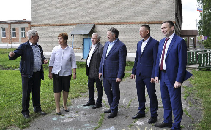 Напомним, целевые региональные программы «Школьное окно» и «Школьная кровля», которые доказали свою эффективность, в том числе и по энергосбережению, в Новосибирской области стартовали по инициативе депутатов Законодательного собрания. Они получили поддержку главы региона и продолжаются в настоящее время. Фото: zsnso.ru