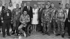 Фото на память: участники регионального парламентского проекта «В одной команде со СВОими» вместе с губернатором Андреем Травниковым и председателем Законодательного собрания региона Андреем Шимкивом. Фото: пресс-служба Законодательного собрания Новосибирской области