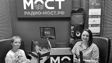 В жюри проекта-конкурса «Книга для Тёмы» вошли такие известные новосибирские детские писатели, как Николай Зайков, Наталья Берязева, Алексей Ершов, Татьяна Рабцева, лауреаты различных российских литературных конкурсов, москвичи Анна Вербовская, Екатерина Тимашпольская, Евгения Бахурова, а также президент Института социальной стратегии и тактики Татьяна Брилякова. На снимке: героиня второго тома Алёна Титова (слева). Фото: Артём Фадеев