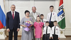 Медаль ордена «Родительская слава» родителям пятерых детей из Октябрьского района Новосибирска Андрею и Татьяне Зуевым вручил глава региона Андрей Травников. Фото: пресс-служба правительства Новосибирской области
