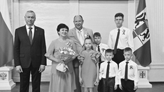 Медаль ордена «Родительская слава» родителям пятерых детей из Октябрьского района Новосибирска Андрею и Татьяне Зуевым вручил глава региона Андрей Травников. Фото: пресс-служба правительства Новосибирской области