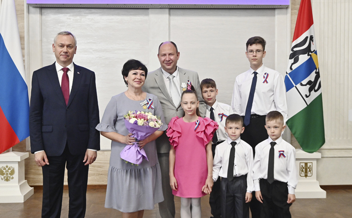 Медаль ордена «Родительская слава» родителям пятерых детей из Октябрьского района Новосибирска Андрею и Татьяне Зуевым вручил глава региона Андрей Травников. Фото: пресс-служба правительства Новосибирской области