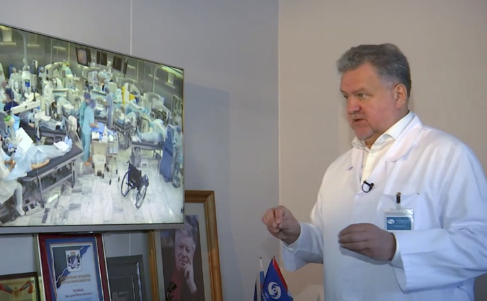 Профессор Валерий Черных утверждает, что управлять деятельностью масштабной клиники ему помогает 20-летний опыт работы в Совете депутатов города Новосибирска. Фото предоставлено пресс-службой Новосибирского филиала МНТК «Мик­рохирургия глаза»