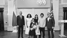 Государственная награда многодетной семье Медовых была вручена накануне Дня России. Торжественная церемония состоялась в правительстве Новосибирской области. Фото: nso.ru