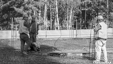 Иностранные рабочие давно уже стали привычны на стройках региона. А вот работать в такси, детских садах, торговать напитками и табаком мигрантам, имеющим патент, нельзя. Фото: Андрей Заржецкий