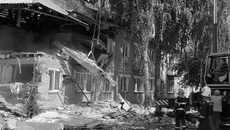 На разборе завалов пострадавшего дома в поселке Красный Яр работали более сотни спасателей, а также тяжелая техника. Фото: скриншот видео официального телеграм-канала МЧС России