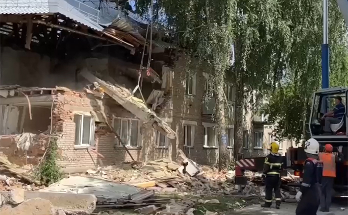 На разборе завалов пострадавшего дома в поселке Красный Яр работали более сотни спасателей, а также тяжелая техника. Фото: скриншот видео официального телеграм-канала МЧС России