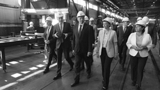 Цех горячего цинкования в Линёво открыли в 2013 году. Кстати, завод принимал участие в подготовке сооружений Олимпиады в Сочи, оцинковку на Линёвском заводе металлоконструкций прошли опоры и дорожное ограждение Бугринского моста, а также конструкции аквапарка. Фото: пресс-служба правительства Новосибирской области