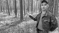 Антон Басалаев демонстрирует полностью съеденные посадки — эти сосны обгладывали несколько зим подряд. Фото: Светлана Фролова