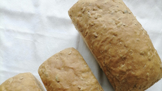 Инвалиды пытаются встроиться в рынок труда по-разному. Вкусный настоя­щий деревенский хлеб с полезными зернами печет дома бердчанка с инвалидностью. Выручает 100 рублей за булку, доход — за минусом затрат на сырье — мизерный. Но 60-летняя женщина и этому рада: 600 рублей к пенсии в 16 тысяч — существенная прибавка, ведь на поддерживающие препараты уходит около семи-восьми тысяч в месяц. Фото: Юлия Назаренко