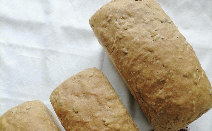 Инвалиды пытаются встроиться в рынок труда по-разному. Вкусный настоя­щий деревенский хлеб с полезными зернами печет дома бердчанка с инвалидностью. Выручает 100 рублей за булку, доход — за минусом затрат на сырье — мизерный. Но 60-летняя женщина и этому рада: 600 рублей к пенсии в 16 тысяч — существенная прибавка, ведь на поддерживающие препараты уходит около семи-восьми тысяч в месяц. Фото: Юлия Назаренко
