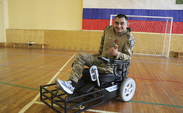 На футбольном поле ветеран СВО Александр Карпушин, восстановившийся после ранения, с товарищами по игре намерен бороться за каждый гол. Фото: mtsr.nso.ru