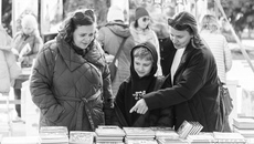 Помимо самых крупных и знаменитых культурных объектов и фестивалей, Новосибирск славится начитанностью и любовью к литературе своих жителей. Книжные форумы несколько раз в год собирают читателей, писателей и издателей со всех концов России и из-за рубежа в столице Сибири. На фото: фестиваль «Новая книга» в мае 2025 года. 
Фото: Андрей Заржецкий