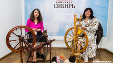 Старинные самопрялки очень ускоряют процесс прядения, но правильно нажимать ногой на педаль — целое искусство. Кстати, делают это без обуви. Фото: Андрей Заржецкий