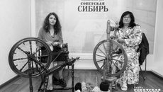 Старинные самопрялки очень ускоряют процесс прядения, но правильно нажимать ногой на педаль — целое искусство. Кстати, делают это без обуви. Фото: Андрей Заржецкий