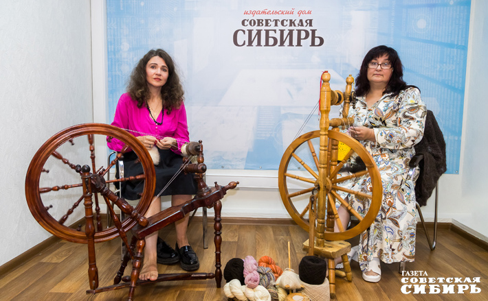 Старинные самопрялки очень ускоряют процесс прядения, но правильно нажимать ногой на педаль — целое искусство. Кстати, делают это без обуви. Фото: Андрей Заржецкий