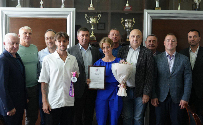 Министр вручил спортсменам и тренерам благодарственные письма, героев события (молодые победители — на первом плане снимка) тепло поздравили ветераны спорта. Фото: минспорт Новосибирской области