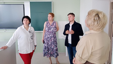 Заместитель губернатора Валентина Дудникова (на фото слева): «Совместная работа министерства образования Новосибирской области и мэрии Новосибирска под контролем губернатора Андрея Травникова, по сути, решает комплексную задачу подготовки к новому учебному году». Фото: пресс-служба правительства Новосибирской области