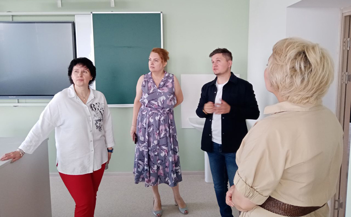 Заместитель губернатора Валентина Дудникова (на фото слева): «Совместная работа министерства образования Новосибирской области и мэрии Новосибирска под контролем губернатора Андрея Травникова, по сути, решает комплексную задачу подготовки к новому учебному году». Фото: пресс-служба правительства Новосибирской области