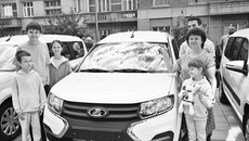 Традиция вручать машины многодетным семьям, в которых воспитываются семь и более детей, появилась по инициативе общественных организаций при поддержке губернатора и правительства Новосибирской области в 2012 году. Фото: nso.ru