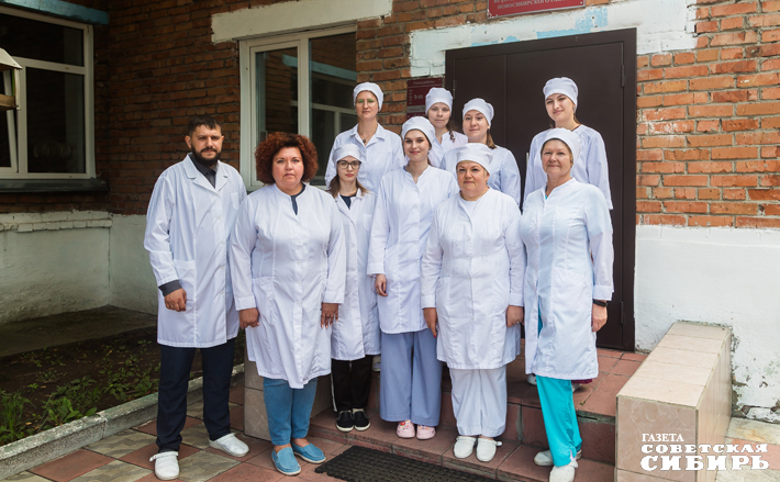 На снимке: коллектив и руководитель испытательной лаборатории Новосибирского района Константин Мощевитин. Здесь производятся десятки видов различных исследований. Фото: Андрей Заржецкий