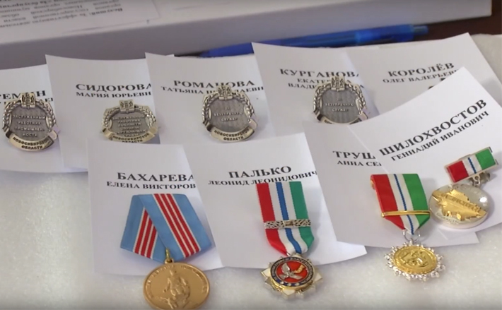 Жителям Новосибирской области государственные награды были вручены на церемонии, посвященной Дню Государственного флага Российской Федерации. Фото: стоп-кадр телесюжета otstv.ru