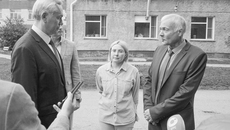 В беседе с главврачом Куйбышевской ЦРБ Евгением Васильевым губернатор Андрей Травников обсудил в том числе и проблему кадров. Сегодня в стационаре не хватает акушеров-гинекологов, терапевтов, окулистов, других узких специалистов. Фото: kainsk.nso.ru